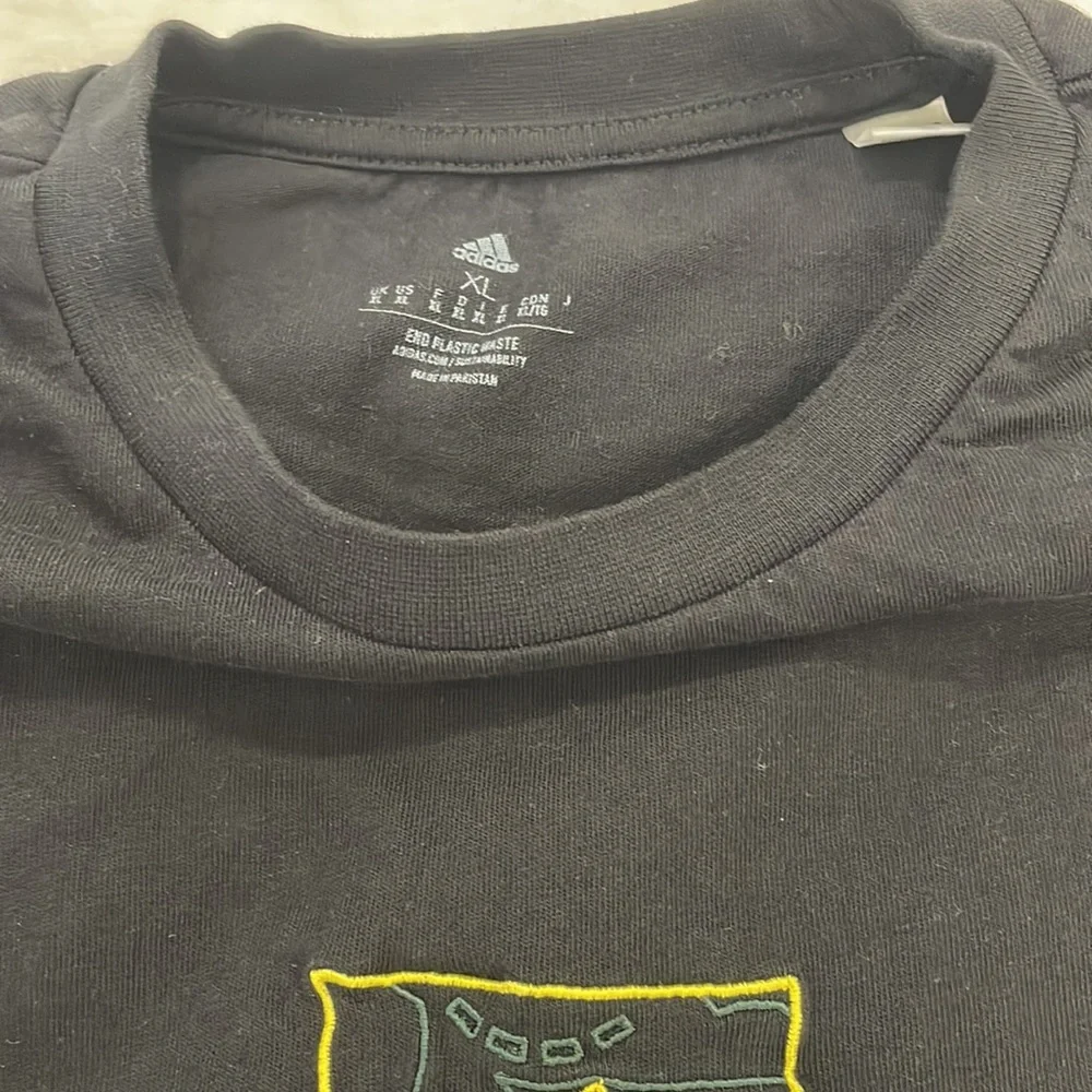 Black Addis’s long sleeve with green and‎ yellow decal in middle ( XL)